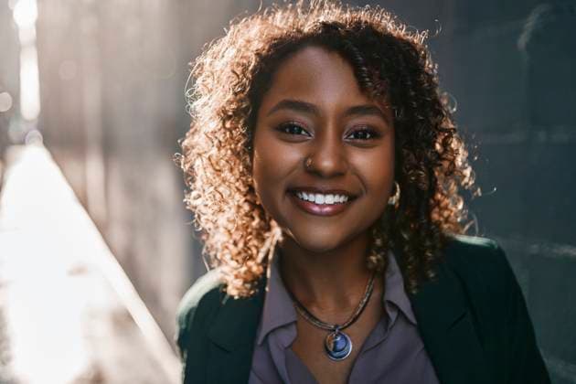 Creative Highlights Symbolbilder Smiling young beautiful businesswoman with curly hair model released, Symbolfoto, ANNF00976