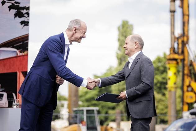 News Themen der Woche KW26 News Bilder des Tages Roland Busch, Vorstandsvorsitzender der Siemens AG, und Olaf Scholz (SPD), Bundeskanzler, aufgenommen im Rahmen der Grundsteinlegung des Siemensstadt Square in Berlin, 25.06.2024. Berlin Deutschland *** Roland Busch, CEO of Siemens AG, and Olaf Scholz SPD , Federal Chancellor, pictured at the laying of the foundation stone of Siemensstadt Square in Berlin, 25 06 2024 Berlin Germany Copyright: xFlorianxGaertnerxphotothek.dex