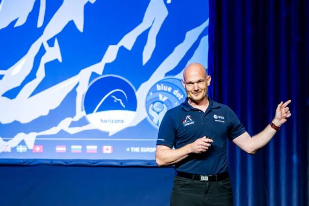 Dr. Alexander Gerst hält inspirierenden Vortrag über Raumfahrt 24.06.24, Limburg: Dr. Alexander Gerst hält inspirierenden Vortrag über Raumfahrt Dr. Alexander Gerst, auch bekannt als Astro Alex , hält einen fesselnden Vortrag auf der Bühne. Der deutsche Astronaut teilt seine Erfahrungen und Erkenntnisse aus der Raumfahrt mit einem begeisterten Publikum. Limburg Hessen Germany Stadthalle *** Dr Alexander Gerst gives inspiring lecture on space travel 24 06 24, Limburg Dr Alexander Gerst gives inspiring lecture on space travel Dr Alexander Gerst, also known as Astro Alex , gives a captivating lecture on stage The German astronaut shares his experiences and insights from space travel with an enthusiastic audience Limburg Hessen Germany