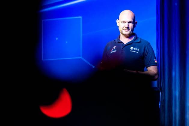 Dr. Alexander Gerst hält inspirierenden Vortrag über Raumfahrt 24.06.24, Limburg: Dr. Alexander Gerst hält inspirierenden Vortrag über Raumfahrt Dr. Alexander Gerst, auch bekannt als Astro Alex , hält einen fesselnden Vortrag auf der Bühne. Der deutsche Astronaut teilt seine Erfahrungen und Erkenntnisse aus der Raumfahrt mit einem begeisterten Publikum. Limburg Hessen Germany Stadthalle *** Dr Alexander Gerst gives inspiring lecture on space travel 24 06 24, Limburg Dr Alexander Gerst gives inspiring lecture on space travel Dr Alexander Gerst, also known as Astro Alex , gives a captivating lecture on stage The German astronaut shares his experiences and insights from space travel with an enthusiastic audience Limburg Hessen Germany