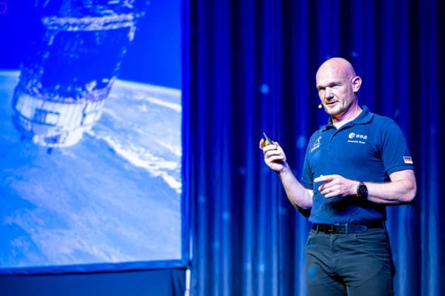 Dr. Alexander Gerst hält inspirierenden Vortrag über Raumfahrt 24.06.24, Limburg: Dr. Alexander Gerst hält inspirierenden Vortrag über Raumfahrt Dr. Alexander Gerst, auch bekannt als Astro Alex , hält einen fesselnden Vortrag auf der Bühne. Der deutsche Astronaut teilt seine Erfahrungen und Erkenntnisse aus der Raumfahrt mit einem begeisterten Publikum. Limburg Hessen Germany Stadthalle *** Dr Alexander Gerst gives inspiring lecture on space travel 24 06 24, Limburg Dr Alexander Gerst gives inspiring lecture on space travel Dr Alexander Gerst, also known as Astro Alex , gives a captivating lecture on stage The German astronaut shares his experiences and insights from space travel with an enthusiastic audience Limburg Hessen Germany