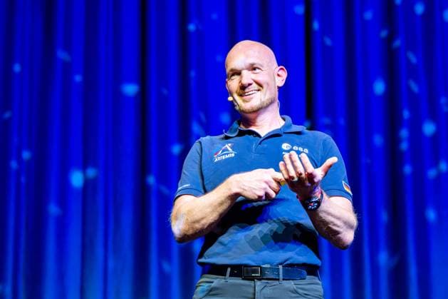 Dr. Alexander Gerst hält inspirierenden Vortrag über Raumfahrt 24.06.24, Limburg: Dr. Alexander Gerst hält inspirierenden Vortrag über Raumfahrt Dr. Alexander Gerst, auch bekannt als Astro Alex , hält einen fesselnden Vortrag auf der Bühne. Der deutsche Astronaut teilt seine Erfahrungen und Erkenntnisse aus der Raumfahrt mit einem begeisterten Publikum. Limburg Hessen Germany Stadthalle *** Dr Alexander Gerst gives inspiring lecture on space travel 24 06 24, Limburg Dr Alexander Gerst gives inspiring lecture on space travel Dr Alexander Gerst, also known as Astro Alex , gives a captivating lecture on stage The German astronaut shares his experiences and insights from space travel with an enthusiastic audience Limburg Hessen Germany
