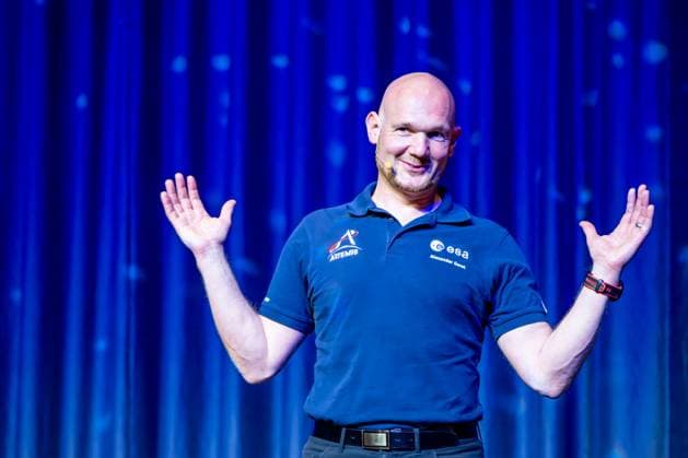 Dr. Alexander Gerst hält inspirierenden Vortrag über Raumfahrt 24.06.24, Limburg: Dr. Alexander Gerst hält inspirierenden Vortrag über Raumfahrt Dr. Alexander Gerst, auch bekannt als Astro Alex , hält einen fesselnden Vortrag auf der Bühne. Der deutsche Astronaut teilt seine Erfahrungen und Erkenntnisse aus der Raumfahrt mit einem begeisterten Publikum. Limburg Hessen Germany Stadthalle *** Dr Alexander Gerst gives inspiring lecture on space travel 24 06 24, Limburg Dr Alexander Gerst gives inspiring lecture on space travel Dr Alexander Gerst, also known as Astro Alex , gives a captivating lecture on stage The German astronaut shares his experiences and insights from space travel with an enthusiastic audience Limburg Hessen Germany