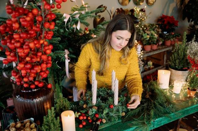 Young florist making wreath on table in shop model released, Symbolfoto property released, FLMZF00134