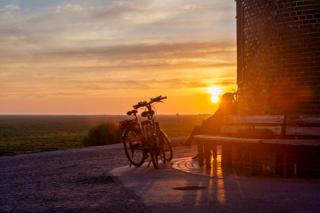 Creative Highlights Symbolbilder Germany, Schleswig-Holstein, St. Peter-Ording, Bicycles parked in front of Bohler lighthouse at sunset model released, Symbolfoto, FRF01033