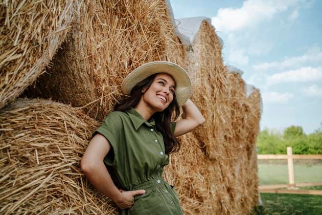 Creative Highlights Symbolbilder Happy young farmer leaning on haystacks at farm model released, Symbolfoto property released, MDOF02309