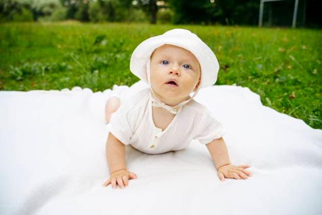 Creative Highlights Symbolbilder Cute baby resting on blanket in garden model released, Symbolfoto, NJAF01190