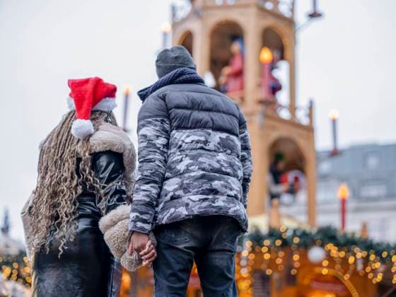 Young couple holding hands at Christmas market model released Copyright: xCCOx