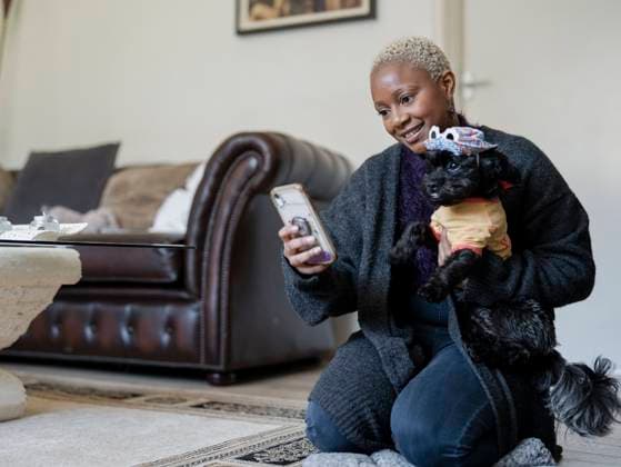 Woman taking selfie with Shih Tzu Poodle at home model released Copyright: xCulturaxCreativex