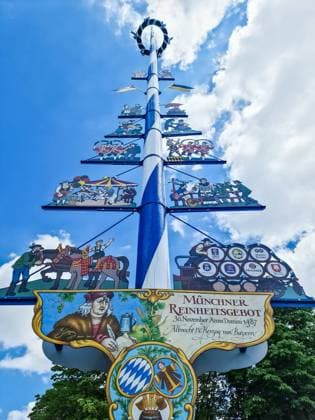 München, Deutschland - 22. Juni 2024: Der berühmte große Maibaum auf dem Viktualienmarkt im Zentrum von München *** Munich, Germany 22 June 2024 the famous Great Maypole at the Viktualienmarkt at Centre from Munich 1127131725