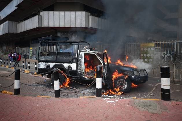 Bilder des Jahres 2024, News 06 Juni News Themen der Woche KW26 News Bilder des Tages Kenia, schwere Ausschreitungen in Nairobi June 21, 2024, Nairobi, Nairobi, Kenya: 25th June 2024 A police vehicle burns outside General Post Office, Nairobi during demonstrations opposing the Finance Bill 2024. The bill seeks to raise government revenue through introducing new taxes and amending the Public Finance Management Act, 2012. Nairobi Kenya - ZUMAw219 20240621_zip_w219_025 Copyright: xKanyirixWahitox