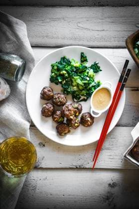 Meatballs with green salad and honey mustard sauce ,model released, Symbolfoto; Frikadellen mit Grün Salat und Honig Senf Soße ,model released, Symbolfoto ING_42097_01103