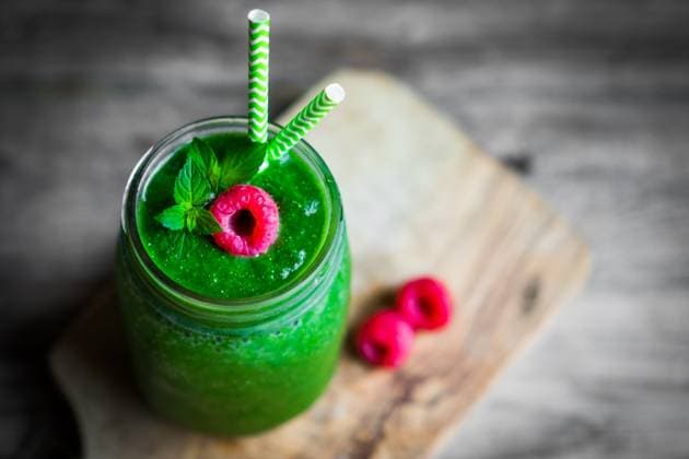 Fresh green smoothie on rustic wooden background ,model released, Symbolfoto; Frisch Grün smoothie am Rustikal hölzern Hintergrund ,model released, Symbolfoto ING_42097_03121