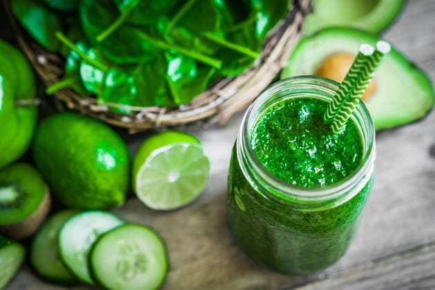 Green smoothie on rustic wooden background ,model released, Symbolfoto; Grün smoothie am Rustikal hölzern Hintergrund ,model released, Symbolfoto ING_42097_04248