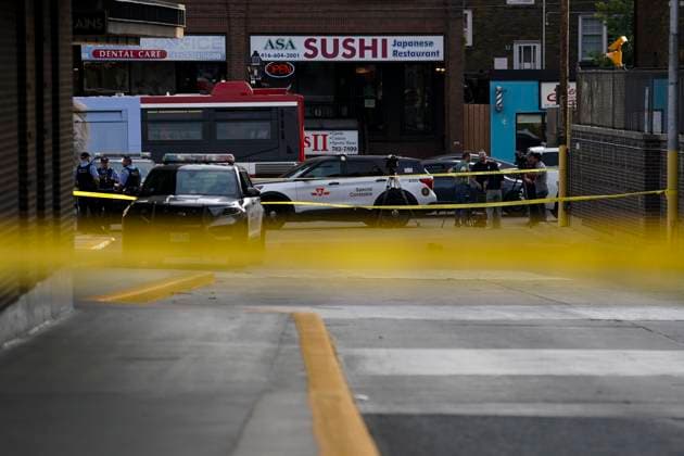 News Bilder des Tages June 25, 2024, Toronto, On, CANADA: Toronto Police officers work the scene of a stabbing at Jane Subway Station in Toronto, on Tuesday, June 25, 2024. Toronto CANADA  - ZUMAc35_ 20240625_zaf_c35_135 Copyright: xArlynxMcadoreyx