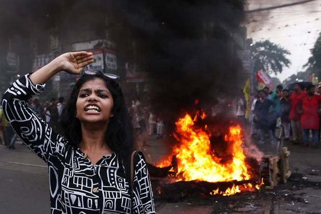 News Themen der Woche KW26 News Bilder des Tages Students Protest Against Exam Scam - India An Activist protesting while tires and an effigy burn during a protest against recent scam in NEET and UGC-NET exam. Student of numerous political parties protested alleged government irregularities. on June 25, 2024 in Kolkata, India. Photo by Dipa Chakraborty Eyepix Group ABACAPRESS.COM Kolkata India  Copyright: xEyepix ABACAx