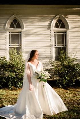 Creative Highlights Symbolbilder Timeless Redheaded Bride in Texas Wildflowers at Golden Hour Industry, Texas, United States CR_WMWQ240618-1459985-01 ,model released, Symbolfoto