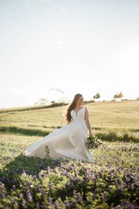 Creative Highlights Symbolbilder Redheaded Bride Radiates Joy in Texas Wildflowers Industry, Texas, United States CR_WMWQ240618-1459992-01 ,model released, Symbolfoto