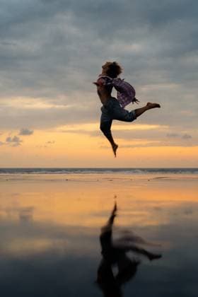 Creative Highlights Symbolbilder Happy man jumping into the sky on a beach ocean, reflection. Kuta Utara, Bali, Indonesia CR_YUKI240619E7-1462644-01 ,model released, Symbolfoto