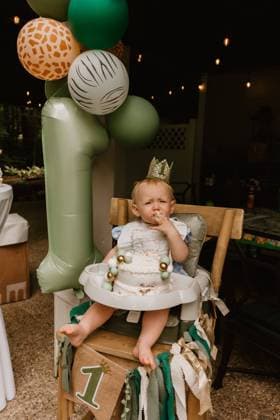 Creative Highlights Symbolbilder Baby in a high chair enjoying a first birthday cake Detroit, Michigan, United States R_YCQU240619-1466343-01 ,model released, Symbolfoto