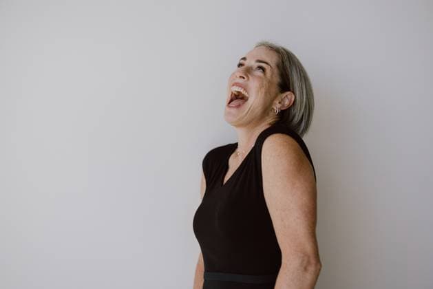 Creative Highlights Symbolbilder Laughing freckled woman with gray hair in black dress. Portland, Oregon, United States R_YFNE240619F8-1464374-01 ,model released, Symbolfoto