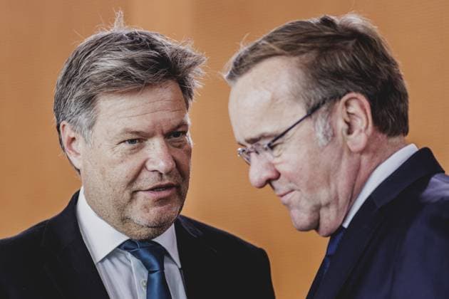 News Themen der Woche KW26 News Bilder des Tages (L-R) Robert Habeck (Buendnis 90 Die Gruenen), Bundesminister fuer Wirtschaft und Klimaschutz und Vizekanzler, und Boris Pistorius (SPD), Bundesminister der Verteidigung, aufgenommen im Rahmen der woechentlichen Sitzung des Kabinetts in Berlin, 26.06.2024. Berlin Deutschland *** L R Robert Habeck Buendnis 90 Die Gruenen , Federal Minister of Economics and Climate Protection and Vice Chancellor, and Boris Pistorius SPD , Federal Minister of Defense, recorded during the weekly cabinet meeting in Berlin, 26 06 2024 Berlin Germany Copyright: xFlorianxGaertnerxphotothek.dex