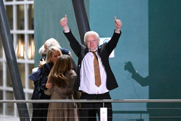 Bilder des Jahres 2024, News 06 Juni News Themen der Woche KW26 News Bilder des Tages JULIAN ASSANGE RELEASE AUSTRALIA, WikiLeaks founder Julian Assange waves at supporters after arriving at Canberra Airport, Canberra, Wednesday, June 26, 2024. ( NO ARCHIVING, EDITORIAL USE ONLY, NO USE IN BOOKS WITHOUT CONSENT CANBERRA ACT AUSTRALIA  Copyright: xLUKASxCOCHx 20240626175608577720