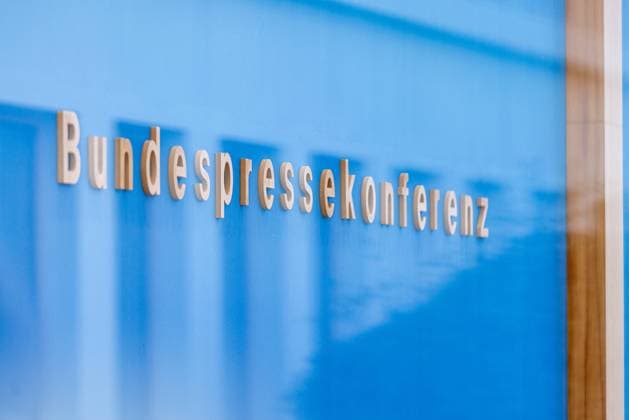 Neue Verfassungsbeschwerden gegen das Bundesklimaschutzgesetz Deutschland, Berlin am 26.06.2024: Das Schild Bundespressekionferenz auf die blaue Wand. *** New constitutional complaints against the Federal Climate Protection Act Germany, Berlin on 26 06 2024 The sign Federal Press Conference on the blue wall
