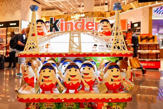 Verkaufsregal Kinder Schokoladenei, Abu Dhabi, VAE, 08.06.2024 *** Childrens chocolate egg shelf, Abu Dhabi, UAE, 08 06 2024 