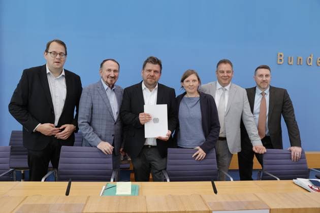 News Themen der Woche KW26 News Bilder des Tages Sören Pellmann, Obmann (DIE LINKE), Manfred Todtenhausen, Obmann (FDP), Axel Echeverria, Sprecher der SPD-Fraktion, Corinna Rüffer, Obfrau (BÜNDNIS 90 DIE GRÜNEN), Andreas Mattfeldt, Sprecher der CDU CSU-Fraktion, Dirk Brandes, Obmann (AfD), Deutschland, Berlin, Bundespressekonferenz, Thema: Jahresbericht 2023 des Petitionsausschusses *** Sören Pellmann, Chairman DIE LINKE , Manfred Todtenhausen, Chairman FDP , Axel Echeverria, Spokesperson of the SPD parliamentary group, Corinna Rüffer, Chairwoman BÜNDNIS 90 DIE GRÜNEN , Andreas Mattfeldt, Spokesperson of the CDU CSU parliamentary group, Dirk Brandes, Chairman AfD , Germany, Berlin, Federal Press Conference, Topic Annual Report 2023 of the Petitions Committee