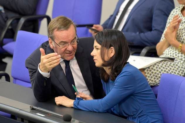 News Themen der Woche KW26 News Bilder des Tages Boris Pistorius und Annalena Baerbock in der 177. Sitzung des Deutschen Bundestages im Reichstagsgebäude. Berlin, 26.06.2024 *** Boris Pistorius and Annalena Baerbock at the 177th session of the German Bundestag in the Reichstag building Berlin, 26 06 2024 Foto:xF.xKernx xFuturexImagex bundestagssitzung177_4681