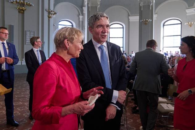 News Themen der Woche KW26 News Bilder des Tages Die Bevollmaechtigte des Rates der Evangelischen Kirche in Deutschland (EKD) bei der Bundesrepublik Deutschland und der Europaeischen Union bittet am 26.06.2024 zum Johannisempfang in die Franzoesische Friedrichstadtkirche am Gendarmenmarkt in Berlin. Im Foto vom 26.06.2024: vlnr.: Die amtierende Ratsvorsitzende, Bischoefin Kirsten Fehrs, und der Praesident des Bundesverfassungsgerichts, Prof. Dr. Stephan Harbarth. Der Johannisempfang findet jedes Jahr rund um den Johannistag am 24. Juni in der Franzoesischen Friedrichstadtkirche statt. Zu dem Empfang waren mehrere Hundert Gaeste gekommen. (Siehe epd-Meldung vom 26.06.2024) EDITORIAL USE ONLY *** The Plenipotentiary of the Council of the Evangelical Church in Germany EKD to the Federal Rep Copyright: epd-bild ChristianxDitsch D24D0626JohannisempfangEKD180128