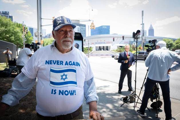 June 26, 2024, Atlanta, Georgia, USA: Bob Kunst, 82, from Miami, FL, holds his protest sign near location of CNN s Trump-Biden Debate Thursday night. Kunst, a registered Democrat, plans to vote for former president Trump because of the current administration s position he said was more anti-Israel. Atlanta USA - ZUMAn03_ 20240626_zaf_n03_013 Copyright: xRobinxRaynex