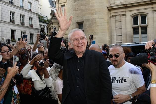 Bilder des Jahres 2024, Entertainment 06 Juni Entertainment Themen der Woche KW26 Jean Paul Gaultier arrive to his show as part of Paris Fashion Week on June 26, 2024 in Paris, France photo by federico pestellini panoramic CELEBRITES Arrivees du defile Jean Paul Gaultier Paris 26 06 2024 FedericoPestellini Panoramic 