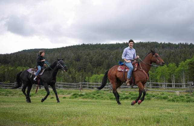 News Bilder des Tages June 26, 2024, Nemaiah Valley, Bc, CANADA: Prime Minister Justin Trudeau and his son Hadrien, 10, ride horses while attending community celebrations to mark the 10th anniversary of the Tsilhqot in decision, in Nemaiah Valley, B.C., on Wednesday, June 26, 2024. In 2014, the Supreme Court of Canada granted Tsilhqot in aboriginal title to more than 1,750 square kilometres of land in the Nemaiah Valley. Nemaiah Valley CANADA - ZUMAc35_ 20240626_zaf_c35_136 Copyright: xDarrylxDyckx