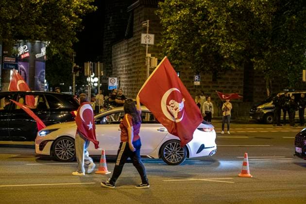 26.06.2024, Siegesfeier Türkei, Nürnberg: Nach dem EM-Achtelfinaleinzug der türkischen Nationalmannschaft feierten am Nürnberger Plärrer in der Spitze bis zu 1500 Personen. In die Jubelfeier mischte sich vereinzelt das Zeigen des sog. Wolfsgruß , eine Geste der nationalistisch rechtsextremen Grauen Wölfe . Plärrer Bayern Deutschland Siegesfeier 26.06. Türkei Nürnberg -02