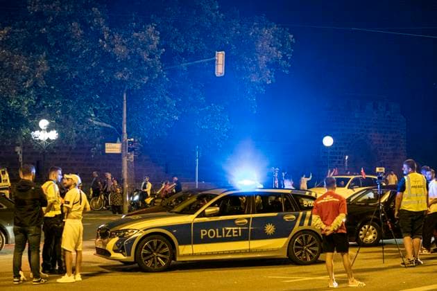 26.06.2024, Siegesfeier Türkei, Nürnberg: Nach dem EM-Achtelfinaleinzug der türkischen Nationalmannschaft feierten am Nürnberger Plärrer in der Spitze bis zu 1500 Personen. In die Jubelfeier mischte sich vereinzelt das Zeigen des sog. Wolfsgruß , eine Geste der nationalistisch rechtsextremen Grauen Wölfe . Plärrer Bayern Deutschland Siegesfeier 26.06. Türkei Nürnberg -03