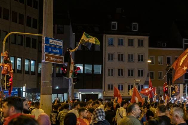 26.06.2024, Siegesfeier Türkei, Nürnberg: Nach dem EM-Achtelfinaleinzug der türkischen Nationalmannschaft feierten am Nürnberger Plärrer in der Spitze bis zu 1500 Personen. In die Jubelfeier mischte sich vereinzelt das Zeigen des sog. Wolfsgruß , eine Geste der nationalistisch rechtsextremen Grauen Wölfe . Plärrer Bayern Deutschland Siegesfeier 26.06. Türkei Nürnberg -04