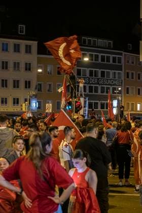 26.06.2024, Siegesfeier Türkei, Nürnberg: Nach dem EM-Achtelfinaleinzug der türkischen Nationalmannschaft feierten am Nürnberger Plärrer in der Spitze bis zu 1500 Personen. In die Jubelfeier mischte sich vereinzelt das Zeigen des sog. Wolfsgruß , eine Geste der nationalistisch rechtsextremen Grauen Wölfe . Plärrer Bayern Deutschland Siegesfeier 26.06. Türkei Nürnberg -05