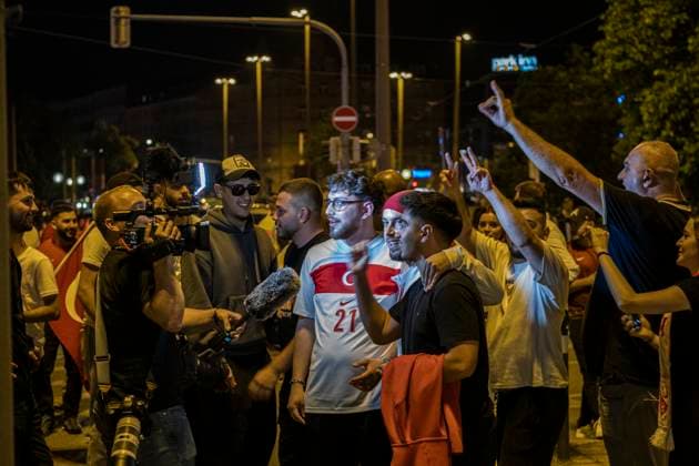 26.06.2024, Siegesfeier Türkei, Nürnberg: Nach dem EM-Achtelfinaleinzug der türkischen Nationalmannschaft feierten am Nürnberger Plärrer in der Spitze bis zu 1500 Personen. In die Jubelfeier mischte sich vereinzelt das Zeigen des sog. Wolfsgruß , eine Geste der nationalistisch rechtsextremen Grauen Wölfe . Plärrer Bayern Deutschland Siegesfeier 26.06. Türkei Nürnberg -07