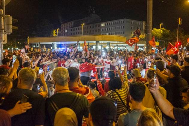 News Bilder des Tages 26.06.2024, Siegesfeier Türkei, Nürnberg: Nach dem EM-Achtelfinaleinzug der türkischen Nationalmannschaft feierten am Nürnberger Plärrer in der Spitze bis zu 1500 Personen. In die Jubelfeier mischte sich vereinzelt das Zeigen des sog. Wolfsgruß , eine Geste der nationalistisch rechtsextremen Grauen Wölfe . Plärrer Bayern Deutschland Siegesfeier 26.06. Türkei Nürnberg -12