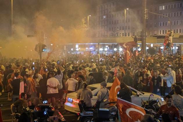 26.06.2024, Siegesfeier Türkei, Nürnberg: Nach dem EM-Achtelfinaleinzug der türkischen Nationalmannschaft feierten am Nürnberger Plärrer in der Spitze bis zu 1500 Personen. In die Jubelfeier mischte sich vereinzelt das Zeigen des sog. Wolfsgruß , eine Geste der nationalistisch rechtsextremen Grauen Wölfe . Plärrer Bayern Deutschland Siegesfeier 26.06. Türkei Nürnberg -13