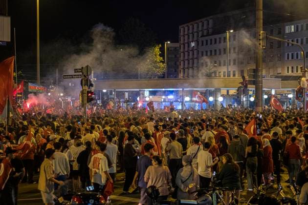 26.06.2024, Siegesfeier Türkei, Nürnberg: Nach dem EM-Achtelfinaleinzug der türkischen Nationalmannschaft feierten am Nürnberger Plärrer in der Spitze bis zu 1500 Personen. In die Jubelfeier mischte sich vereinzelt das Zeigen des sog. Wolfsgruß , eine Geste der nationalistisch rechtsextremen Grauen Wölfe . Plärrer Bayern Deutschland Siegesfeier 26.06. Türkei Nürnberg -14