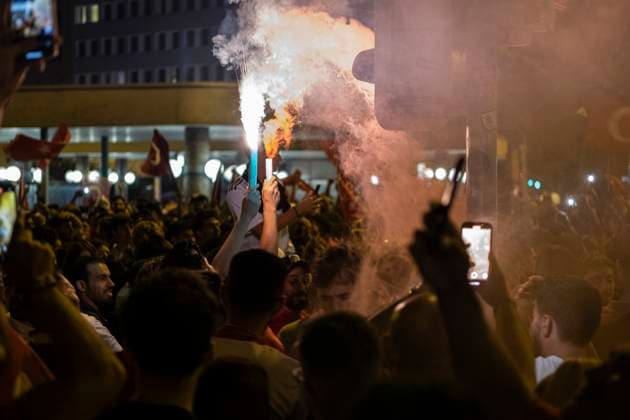 26.06.2024, Siegesfeier Türkei, Nürnberg: Nach dem EM-Achtelfinaleinzug der türkischen Nationalmannschaft feierten am Nürnberger Plärrer in der Spitze bis zu 1500 Personen. In die Jubelfeier mischte sich vereinzelt das Zeigen des sog. Wolfsgruß , eine Geste der nationalistisch rechtsextremen Grauen Wölfe . Plärrer Bayern Deutschland Siegesfeier 26.06. Türkei Nürnberg -19