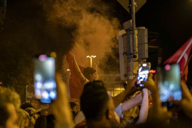 26.06.2024, Siegesfeier Türkei, Nürnberg: Nach dem EM-Achtelfinaleinzug der türkischen Nationalmannschaft feierten am Nürnberger Plärrer in der Spitze bis zu 1500 Personen. In die Jubelfeier mischte sich vereinzelt das Zeigen des sog. Wolfsgruß , eine Geste der nationalistisch rechtsextremen Grauen Wölfe . Plärrer Bayern Deutschland Siegesfeier 26.06. Türkei Nürnberg -20