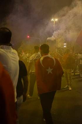 26.06.2024, Siegesfeier Türkei, Nürnberg: Nach dem EM-Achtelfinaleinzug der türkischen Nationalmannschaft feierten am Nürnberger Plärrer in der Spitze bis zu 1500 Personen. In die Jubelfeier mischte sich vereinzelt das Zeigen des sog. Wolfsgruß , eine Geste der nationalistisch rechtsextremen Grauen Wölfe . Plärrer Bayern Deutschland Siegesfeier 26.06. Türkei Nürnberg -21