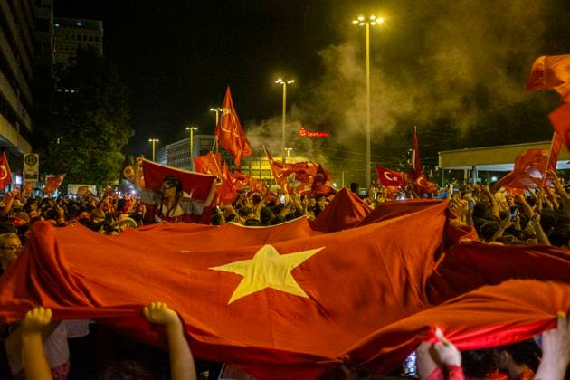 26.06.2024, Siegesfeier Türkei, Nürnberg: Nach dem EM-Achtelfinaleinzug der türkischen Nationalmannschaft feierten am Nürnberger Plärrer in der Spitze bis zu 1500 Personen. In die Jubelfeier mischte sich vereinzelt das Zeigen des sog. Wolfsgruß , eine Geste der nationalistisch rechtsextremen Grauen Wölfe . Plärrer Bayern Deutschland Siegesfeier 26.06. Türkei Nürnberg -23