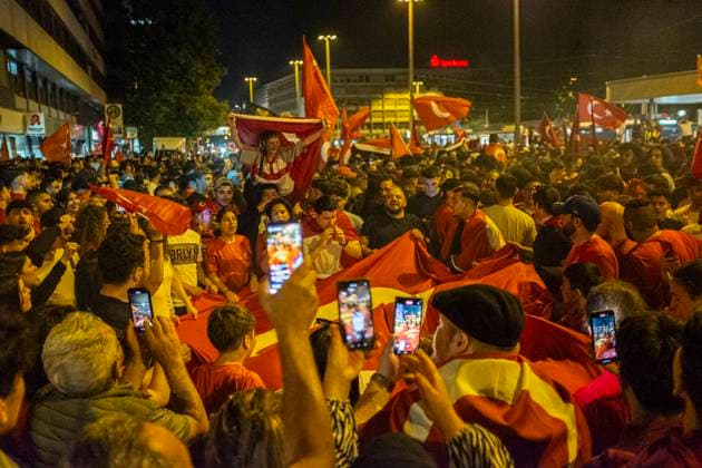 26.06.2024, Siegesfeier Türkei, Nürnberg: Nach dem EM-Achtelfinaleinzug der türkischen Nationalmannschaft feierten am Nürnberger Plärrer in der Spitze bis zu 1500 Personen. In die Jubelfeier mischte sich vereinzelt das Zeigen des sog. Wolfsgruß , eine Geste der nationalistisch rechtsextremen Grauen Wölfe . Plärrer Bayern Deutschland Siegesfeier 26.06. Türkei Nürnberg -26