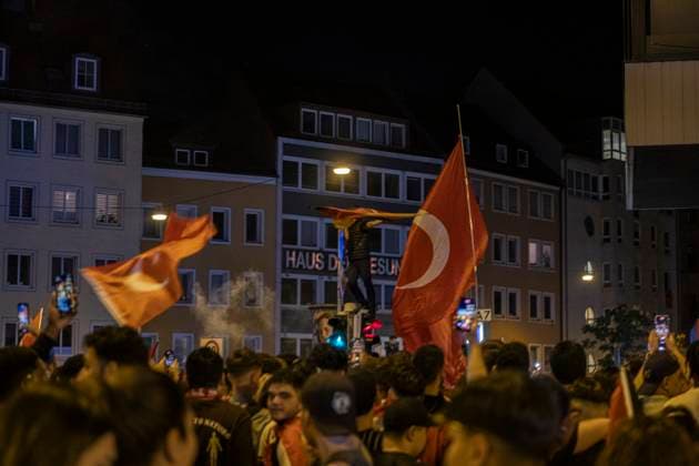 26.06.2024, Siegesfeier Türkei, Nürnberg: Nach dem EM-Achtelfinaleinzug der türkischen Nationalmannschaft feierten am Nürnberger Plärrer in der Spitze bis zu 1500 Personen. In die Jubelfeier mischte sich vereinzelt das Zeigen des sog. Wolfsgruß , eine Geste der nationalistisch rechtsextremen Grauen Wölfe . Plärrer Bayern Deutschland Siegesfeier 26.06. Türkei Nürnberg -28