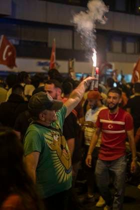 26.06.2024, Siegesfeier Türkei, Nürnberg: Nach dem EM-Achtelfinaleinzug der türkischen Nationalmannschaft feierten am Nürnberger Plärrer in der Spitze bis zu 1500 Personen. In die Jubelfeier mischte sich vereinzelt das Zeigen des sog. Wolfsgruß , eine Geste der nationalistisch rechtsextremen Grauen Wölfe . Plärrer Bayern Deutschland Siegesfeier 26.06. Türkei Nürnberg -30